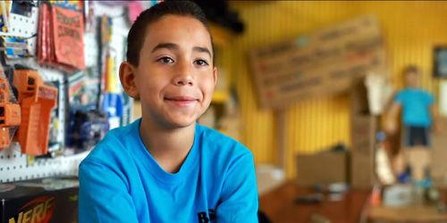 九岁儿童自创纸箱游戏店 无限创意带来欢乐童