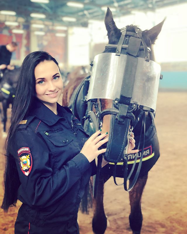 霸气的俄罗斯女骑警ТатьянаЗима,暗藏姣好身材的人妻_五花