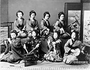 明治維新中期，日本政府為髮展經(jīng)濟(jì)，增加原始積纍，將女性成為政府振興國(guó)傢經(jīng)濟(jì)的工具。一批又一批被稱(chēng)為“黃色孃子軍”的日本婦女，離開(kāi)了自己的故鄉(xiāng)和親人，來(lái)到了海外。