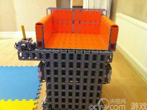 国外玩家自制全球首部乐高电动轮椅