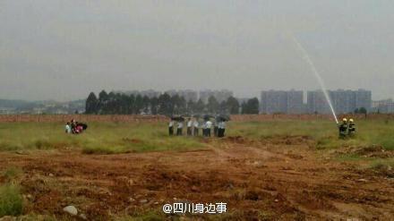 水枪洒水造领导冒雨视察场景