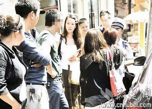 板車師傅擦壞小車跪地求免賠 三過(guò)路女掏錢(qián)相助