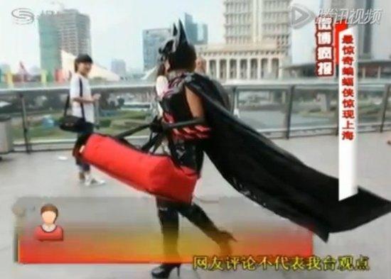 上海街头惊现蝙蝠女侠 开跑车竟然只为送外卖？！