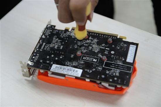 給顯卡洗洗澡！雙敏HD7750清灰超簡(jiǎn)單