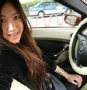 女消防员微博炫富 开保时捷上下班