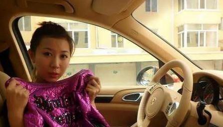 女消防员微博炫富 开保时捷上下班