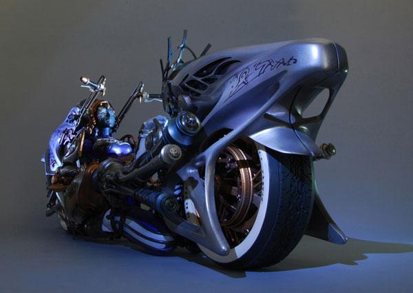 《最终幻想13》冰雪姐妹合体摩托车 谁都想骑她！