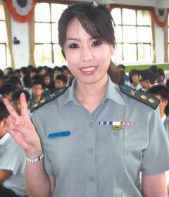 “女神” ：实拍军训中的女教官