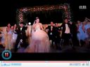 婚礼大跳骑马舞 新娘撩婚纱不惧走光