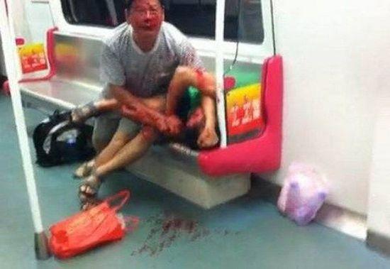 老年男子按住年轻男子撕咬。