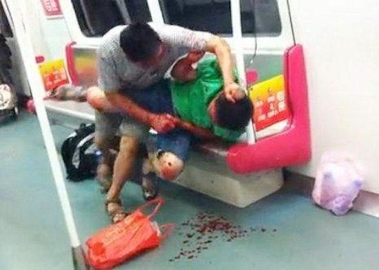 老年男子按住年轻男子撕咬。