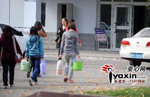 烏魯木齊市一女大學(xué)生宿舍廁所產(chǎn)子后身亡(圖)