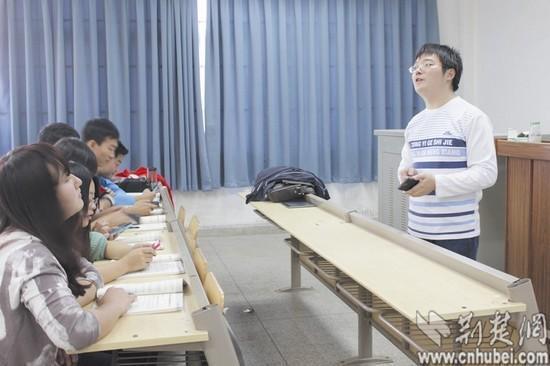  王维虎老师的课堂上，学生根据各自使用的手机品牌入座