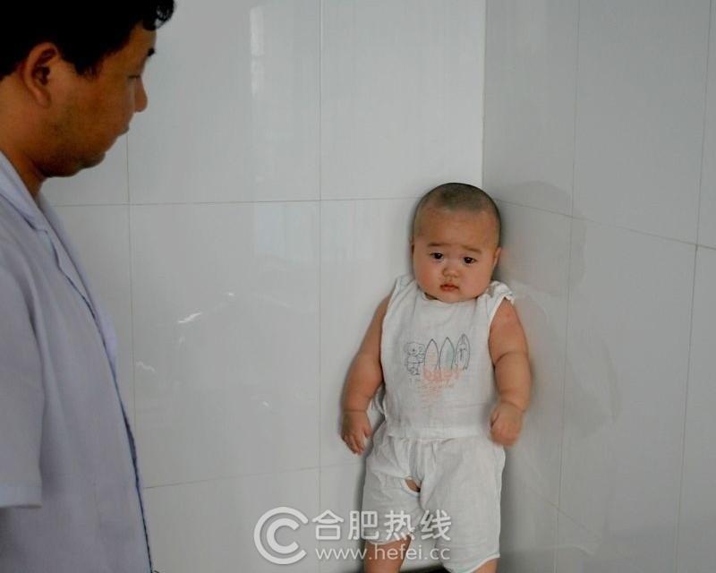 怕打針小寶寶躲墻角走紅網(wǎng)絡(luò)