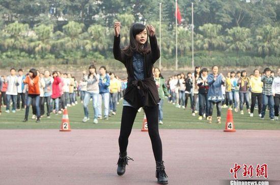 重庆南开中学生课间操大跳《江南style》
