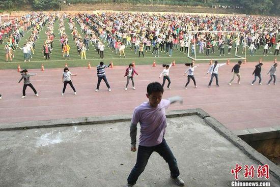 重庆南开中学生课间操大跳《江南style》
