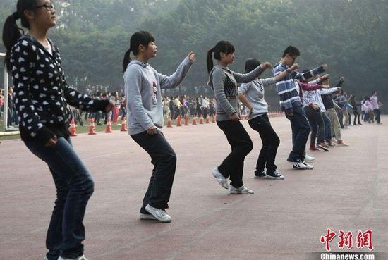 重庆南开中学生课间操大跳《江南style》