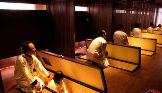 16名大学生拍遗照躺棺材体验死亡 感叹生命可贵(组图)