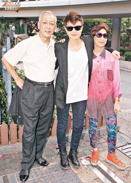何韻詩獲父母到場支持，公開同志身份后，即與父親相擁。