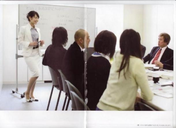 撕美女衣服再掀热潮 日本杂志卖肉欢乐多！