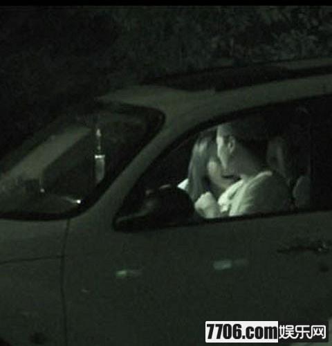 吳綺莉車震門照片全曝光 短裙強(qiáng)掀男方力壓下身