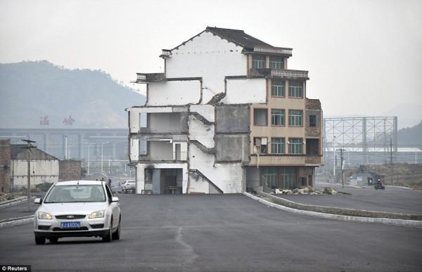 国内观光：公路正中央，霸气钉子户