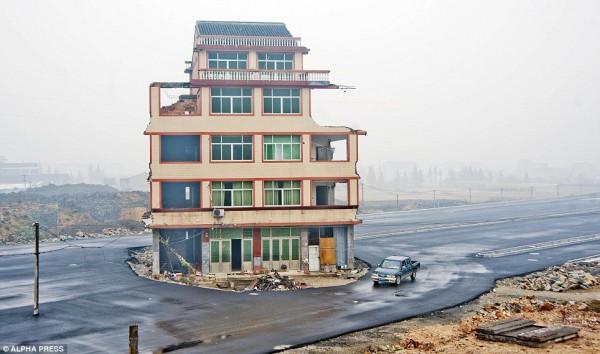 国内观光：公路正中央，霸气钉子户