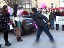 长腿美女献车献房向屌丝求婚遭拒：你有病吧？