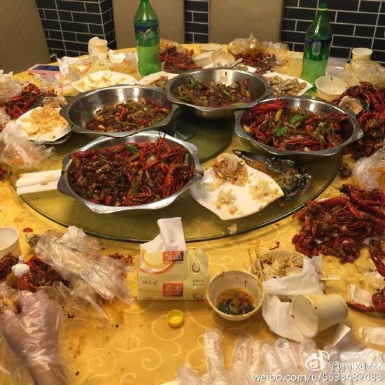 夏季賽開賽在即 RNG全隊(duì)狂吃小龍蝦