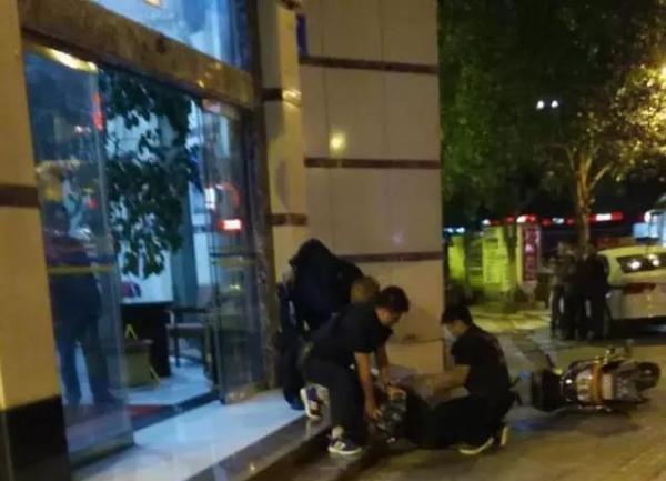 云南持槍逃犯開槍拒捕 一民警中彈警服被血染紅