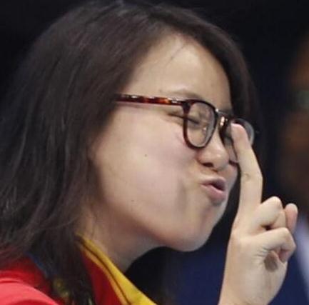 傅园慧野外吃蛇 网友期待吃虫子没想到洪荒少女给的惊喜更大
