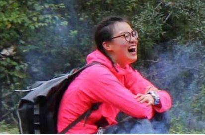 傅园慧野外吃蛇 网友期待吃虫子没想到洪荒少女给的惊喜更大
