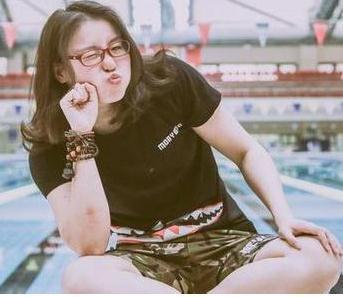 傅园慧野外吃蛇 网友期待吃虫子没想到洪荒少女给的惊喜更大