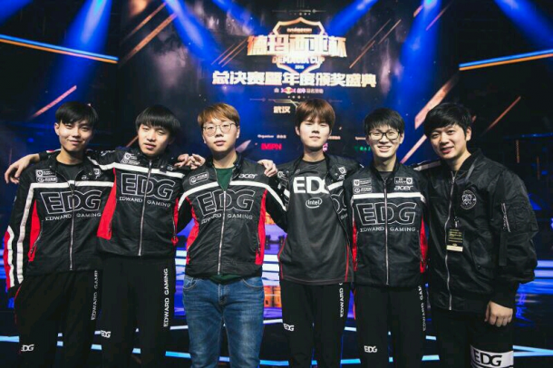 EDG冠軍陣容最后的合照 還是那五個人