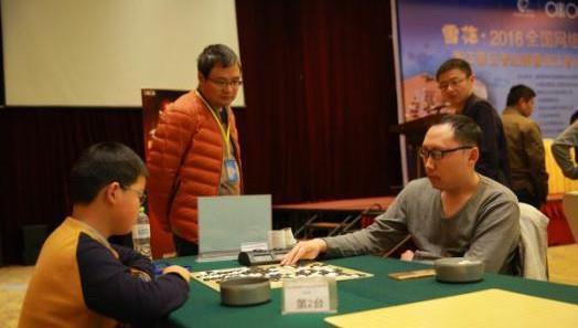 图六 绍兴小将魏天昶(左)与老将王异新(右)对弈中