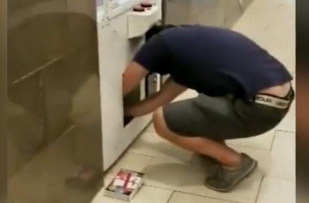 國外男子讓女兒爬進(jìn)抓獎(jiǎng)機(jī)里偷Switch 被警方通緝