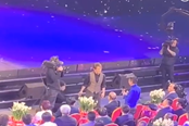 刘谦魔术拍摄视频曝光 助手帮忙偷换壶