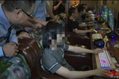 在逃嫌疑人网吧打《LOL》被抓 让民警"先等一下"